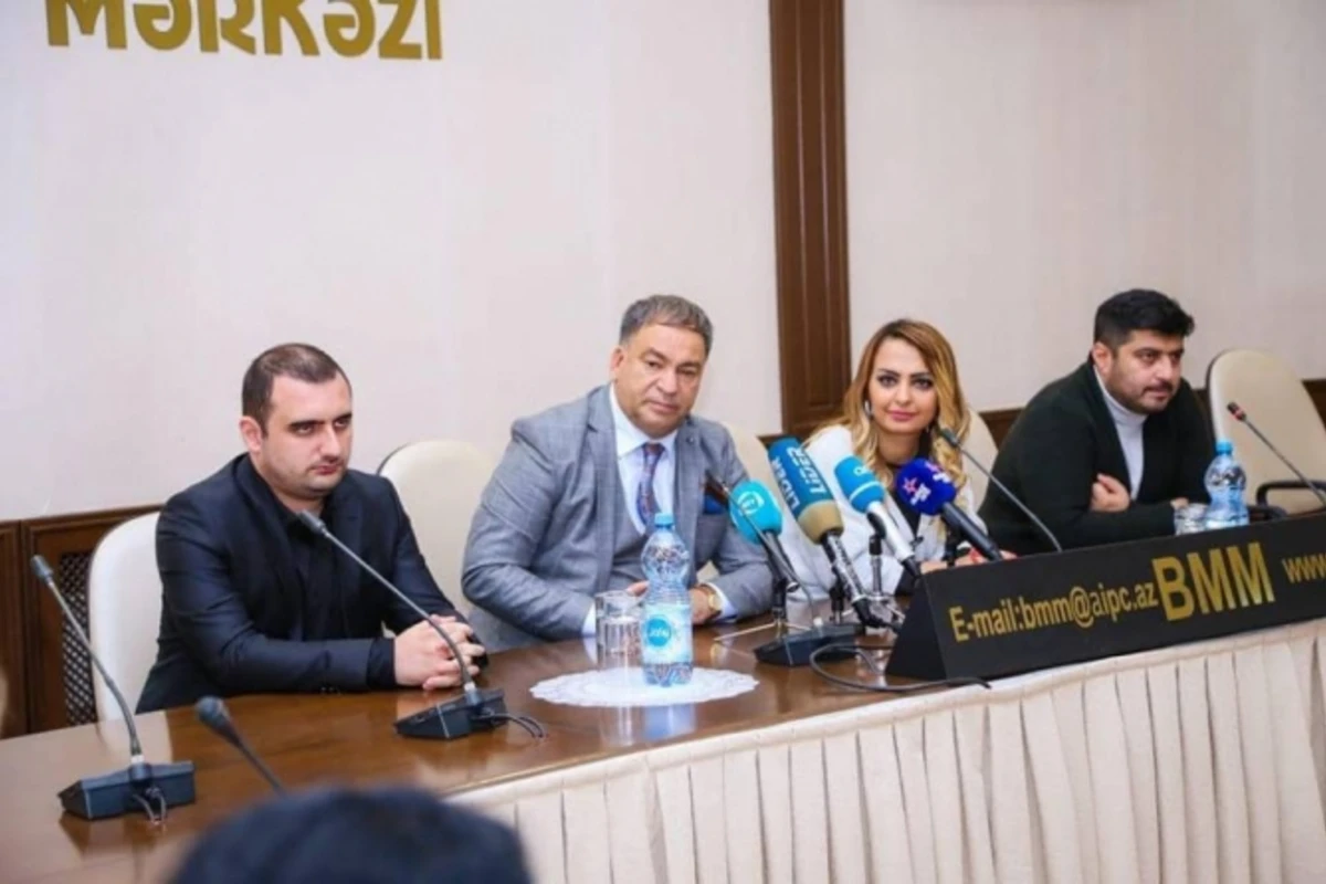 Əlikram Bayramov jurnalistləri başına yığıb Bu dünyanı sevək dedi - VİDEO,FOTO