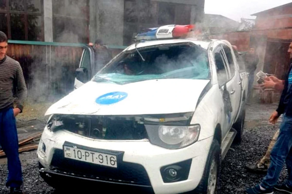 Azərbaycanda dövlət maşını iki dəfə aşaraq yanmağa başladı (FOTO) Azərbaycanda dövlət maşını iki dəfə aşaraq yanmağa başladı (FOTO)