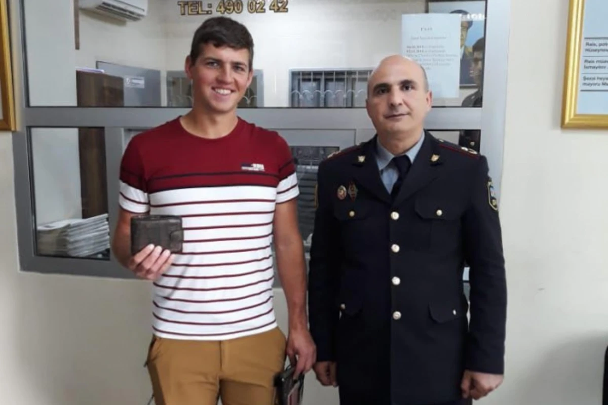 Bakı polisi rus turistin köməyinə çatdı Bakı polisi rus turistin köməyinə çatdı