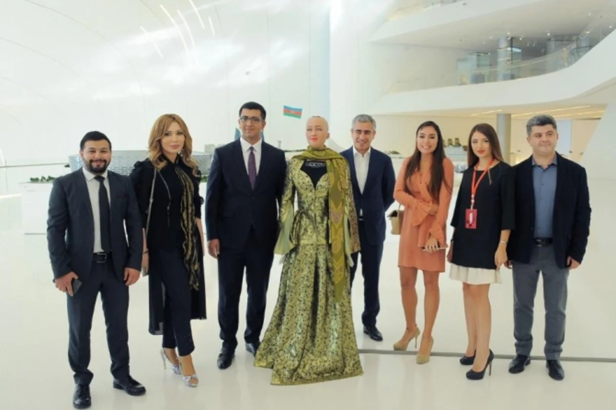 Лейла Алиева пообщалась с роботом Софией - ФОТО