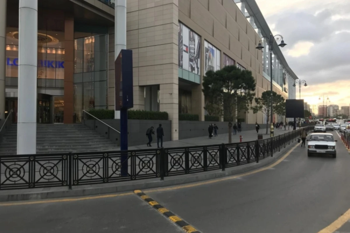 Новшества перед Ganjlik Mall - ФОТО