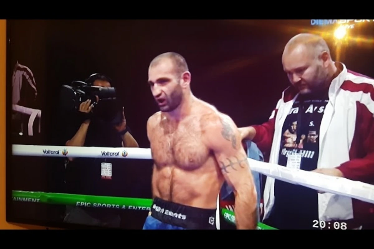 Боксер после поражения избил своего тренера - ВИДЕО