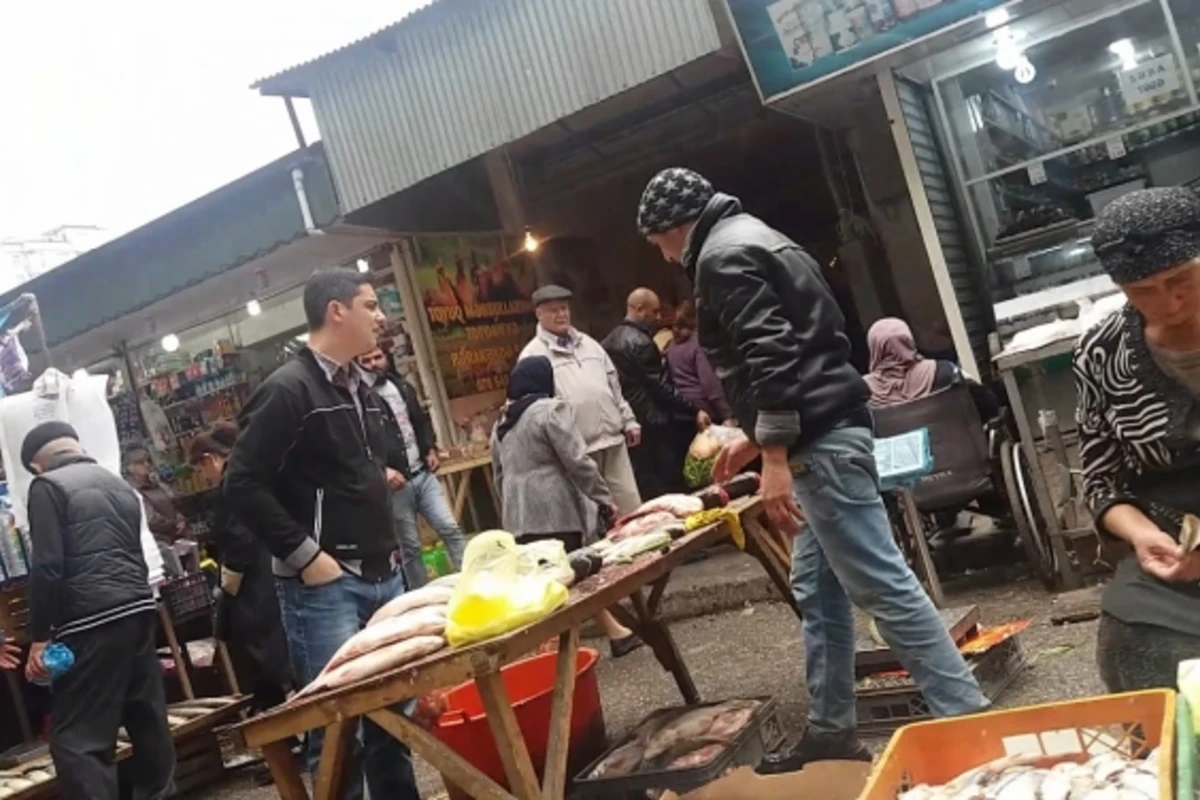 Bakının bu bazarında məhsullar antisanitar vəziyyətdə satılır – VİDEO