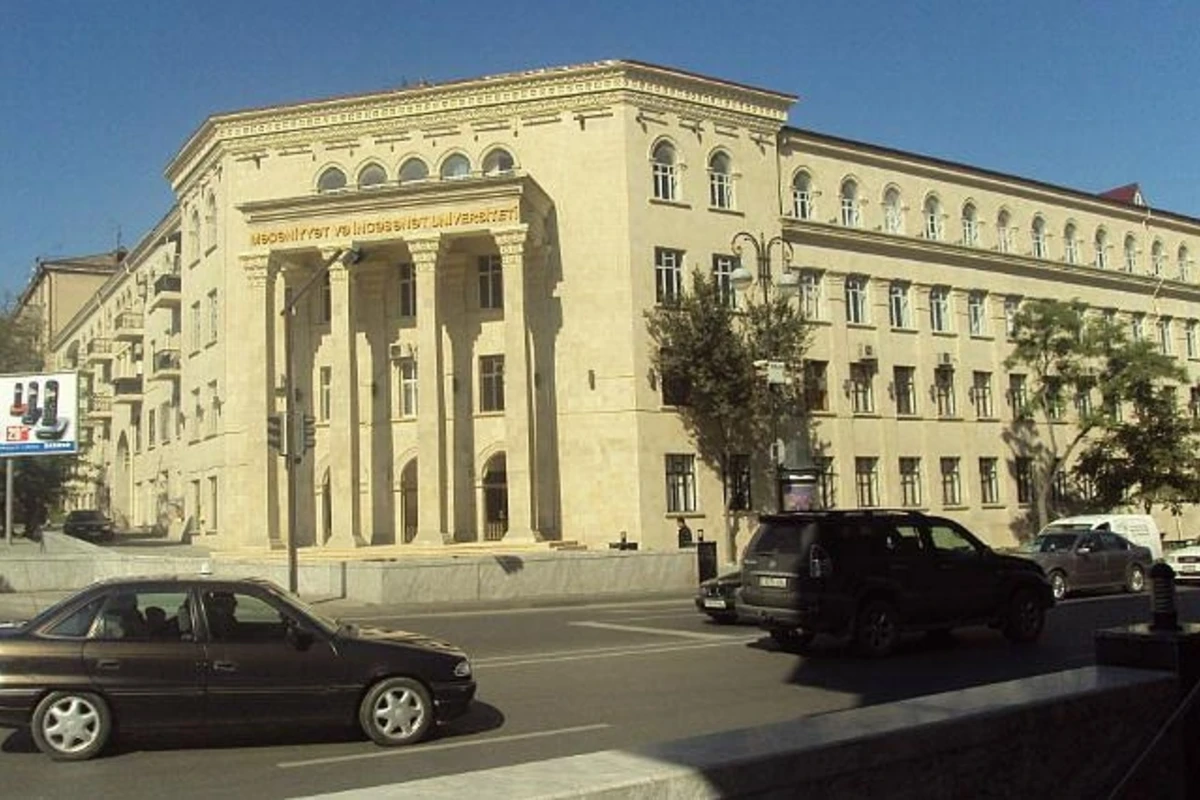 Universitetdə hadisə - Gənc qız xəstəxanalıq oldu