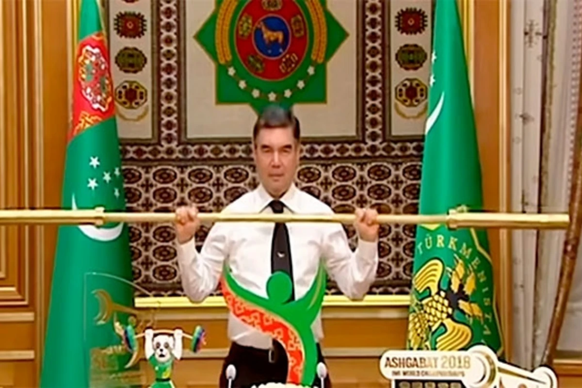 Президент Туркменистана поднял золотой гриф от штанги под аплодисменты министров - ВИДЕО