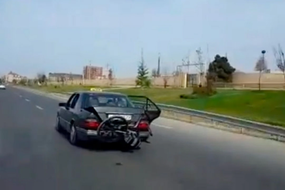 Crazy-таксист на бакинской дороге - ВИДЕО