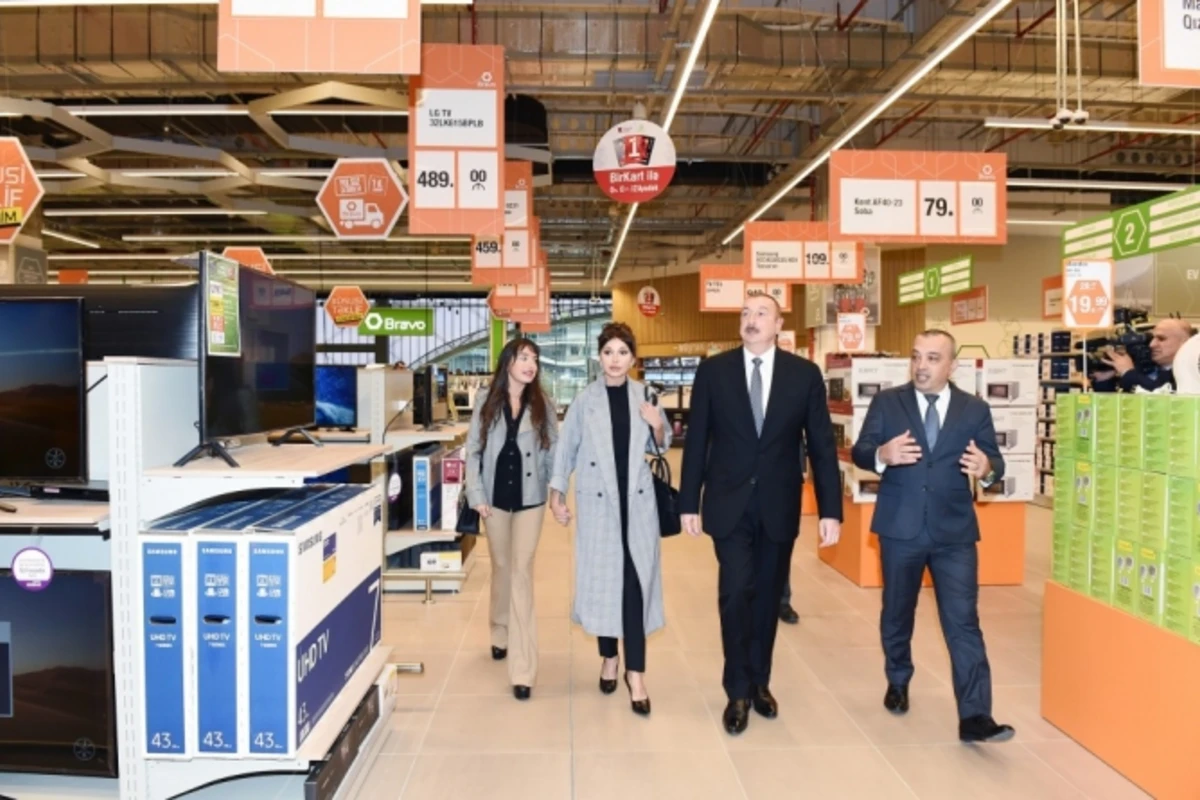 Prezident İlham Əliyev və ailəsi ən böyük supermarketin açılışında - VİDEO/FOTO Prezident İlham Əliyev və ailəsi ən böyük supermarketin açılışında - VİDEO/FOTO