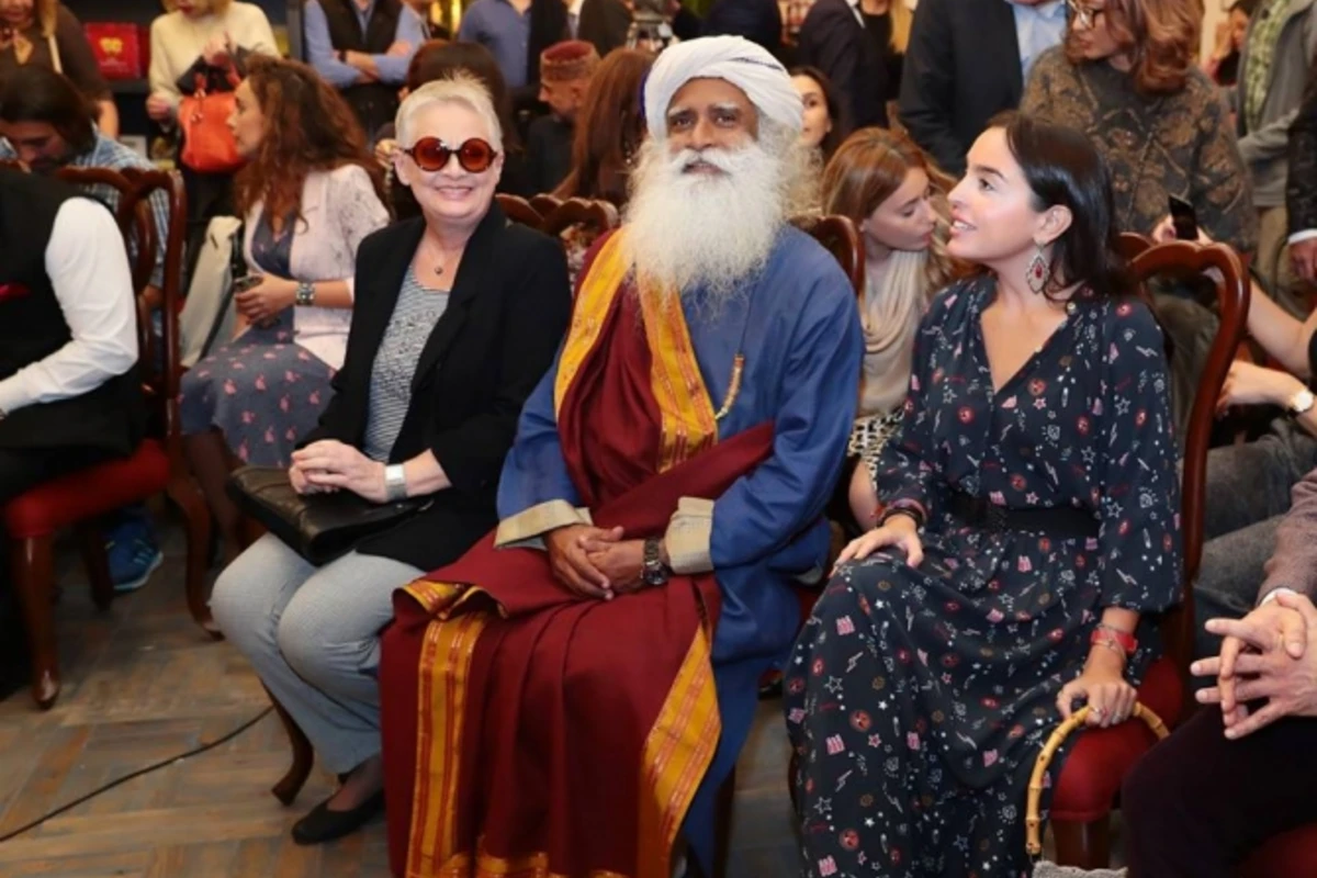 Leyla Əliyeva hindistanlı yoqinin mühazirəsini dinlədi - FOTO Leyla Əliyeva hindistanlı yoqinin mühazirəsini dinlədi - FOTO