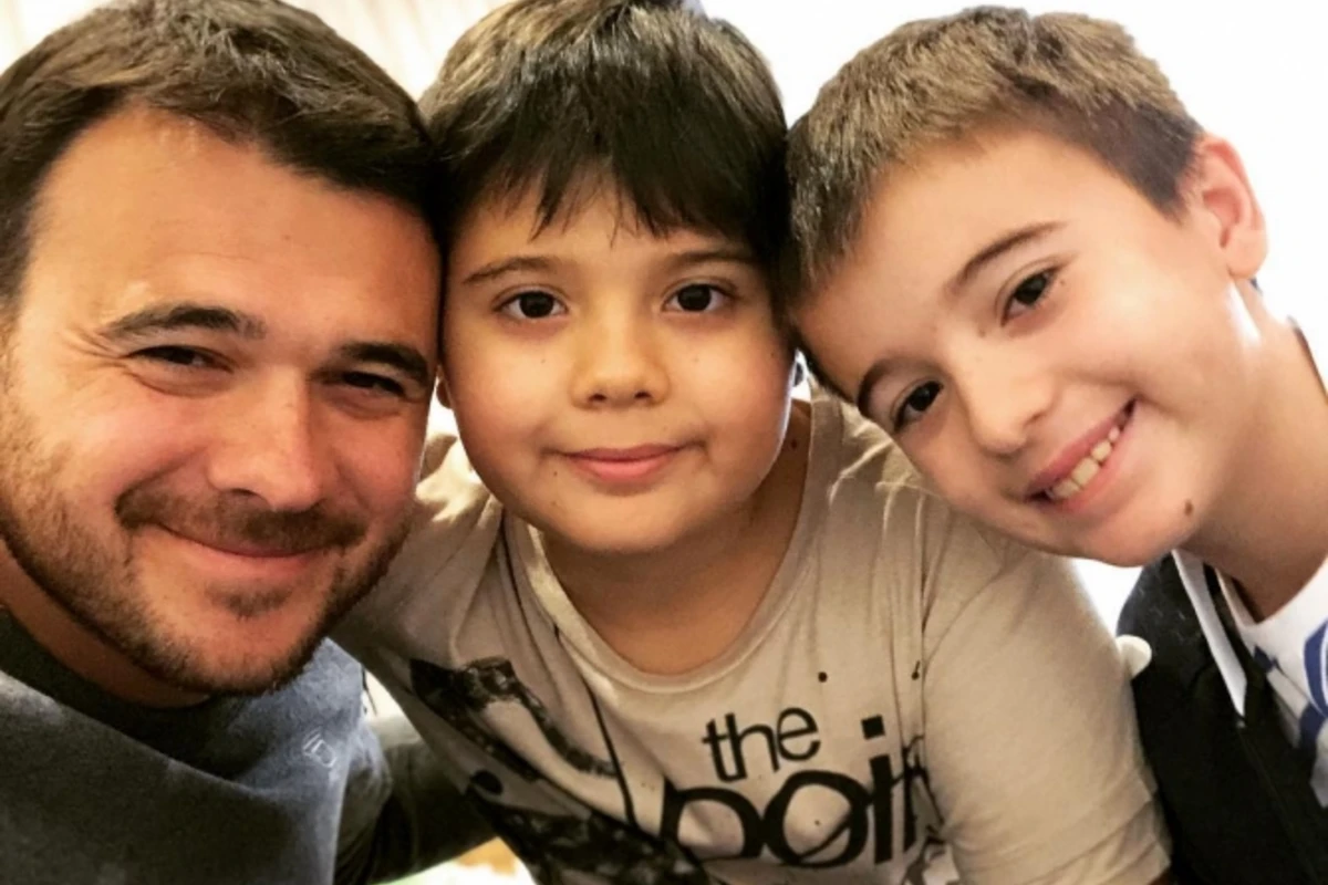 Emin Ağalarov uşaqlarını VAZ 2107yə mindirib avtoşluq etdi (VİDEO)