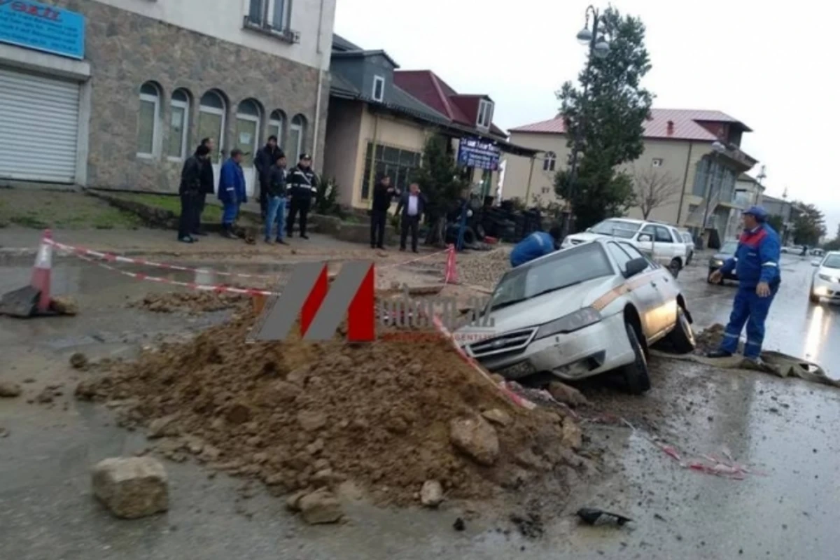 В Баку автомобиль провалился в яму