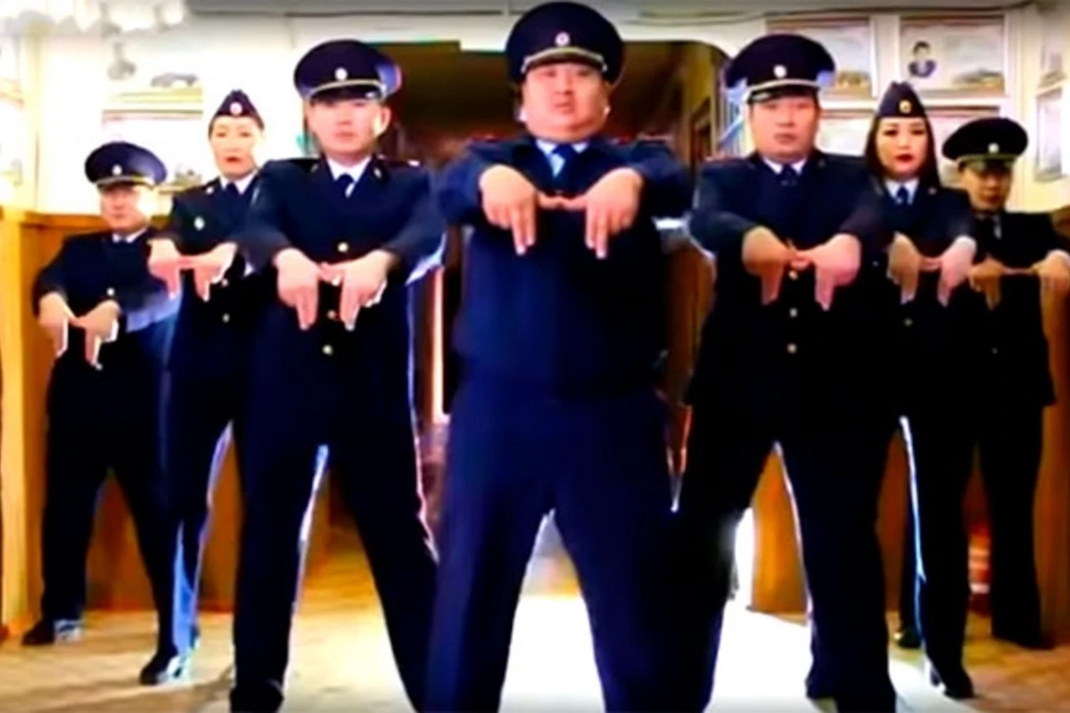 Танец полицейских взорвал соцсети - ВИДЕО