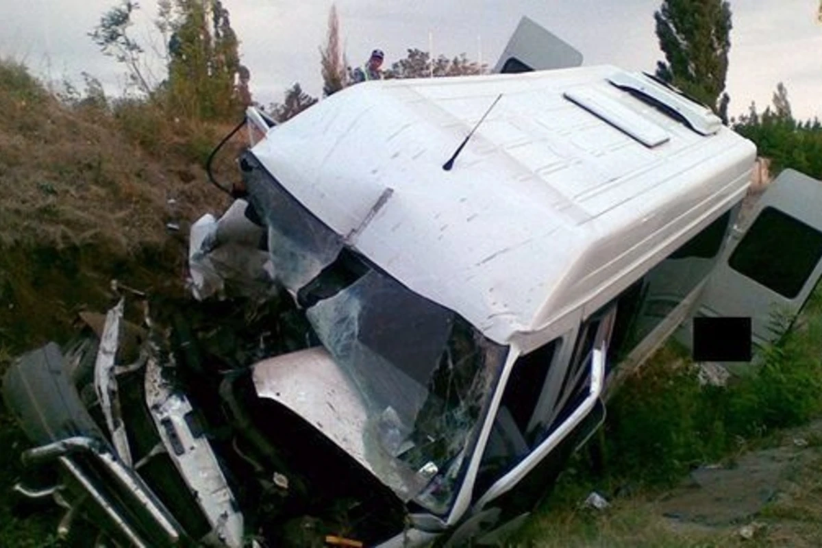 В Азербайджане микроавтобус попал в аварию, пострадали около 10 человек