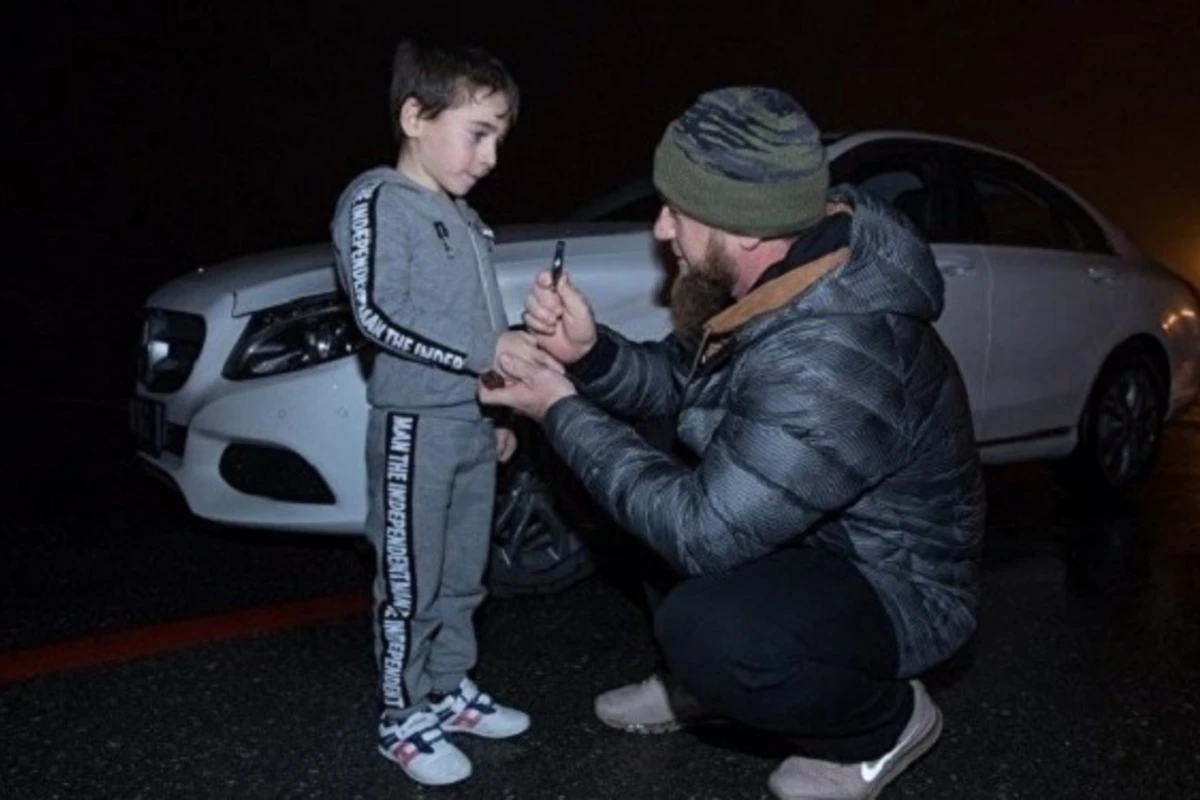 Ramzan Kadırov 5 yaşlı uşağa maşın bağışladı — VİDEO