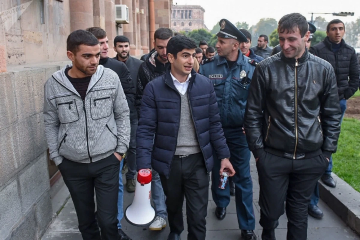 Aprel müharibəsinin iştirakçıları Ermənistan hökumətinin binasını mühasirəyə aldılar Aprel müharibəsinin iştirakçıları Ermənistan hökumətinin binasını mühasirəyə aldılar