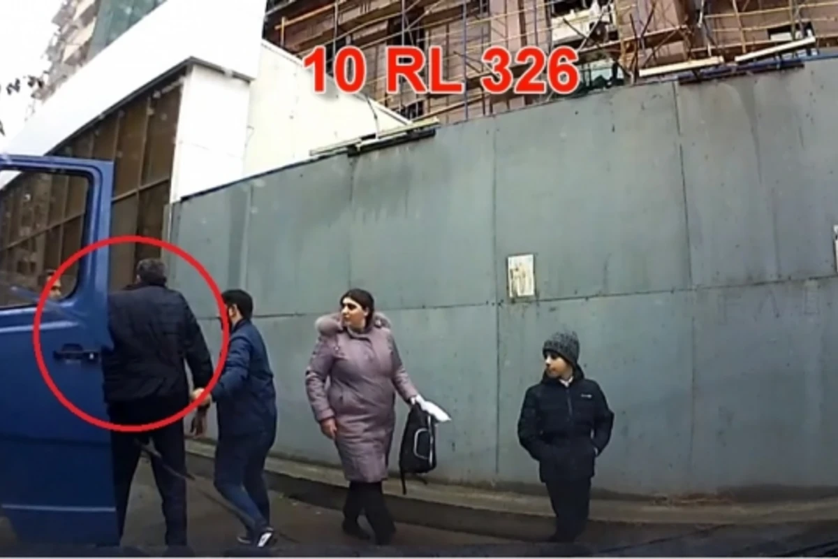 Bakıda qayda pozan sürücünü belə cəzalandırdılar: Rədd ol o tərəfə (VİDEO) Bakıda qayda pozan sürücünü belə cəzalandırdılar: Rədd ol o tərəfə (VİDEO)