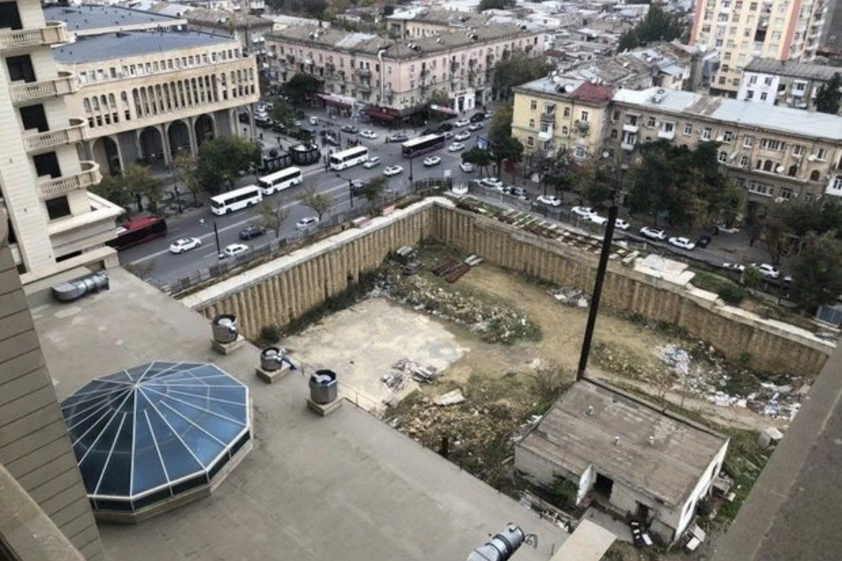 Sökülən evin sakinləri Nazirlər Kabineti və FHN-ə şikayət etdilər – FOTO