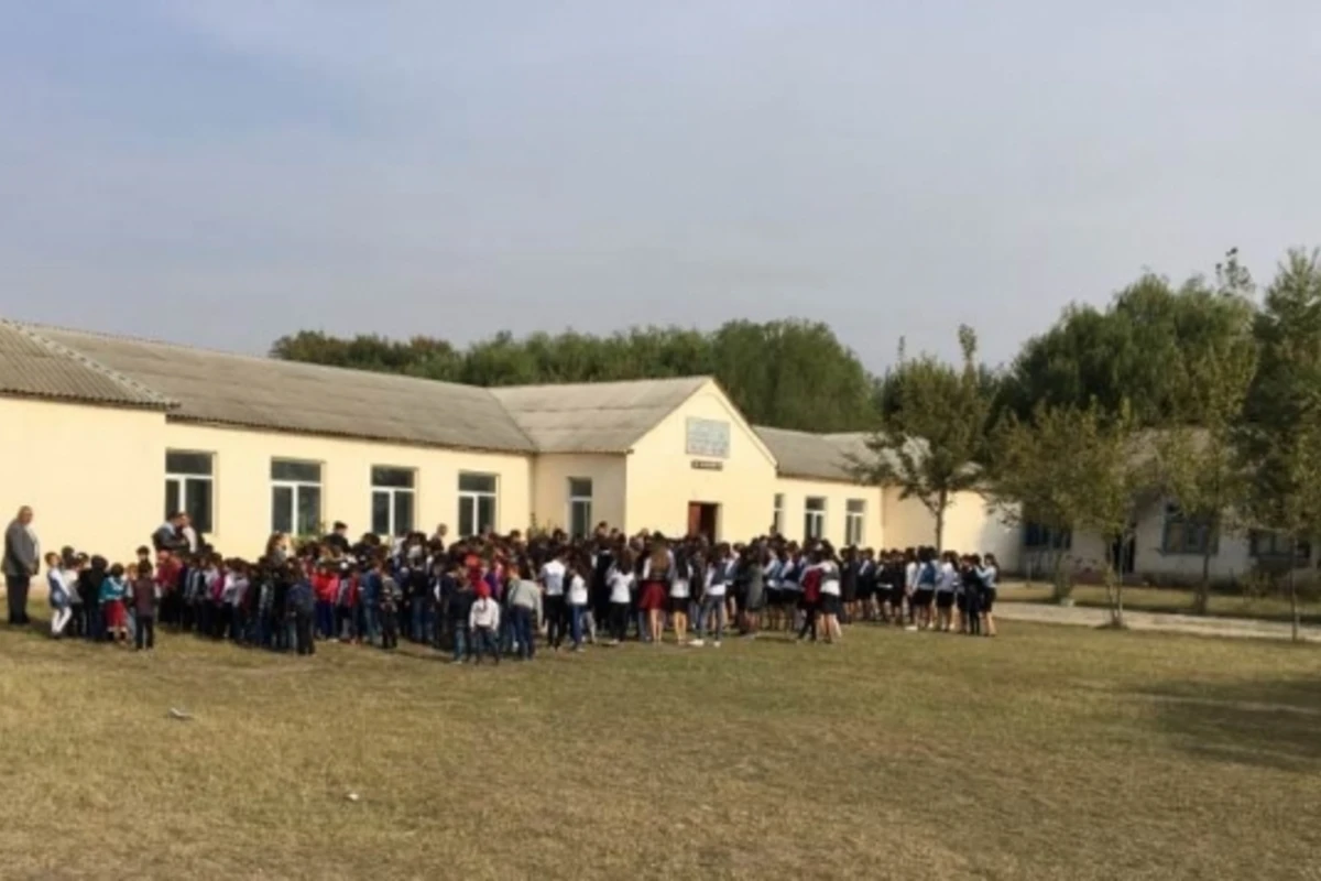 Kürdəmirdə məktəbin tavanı uçub – FOTO Kürdəmirdə məktəbin tavanı uçub – FOTO