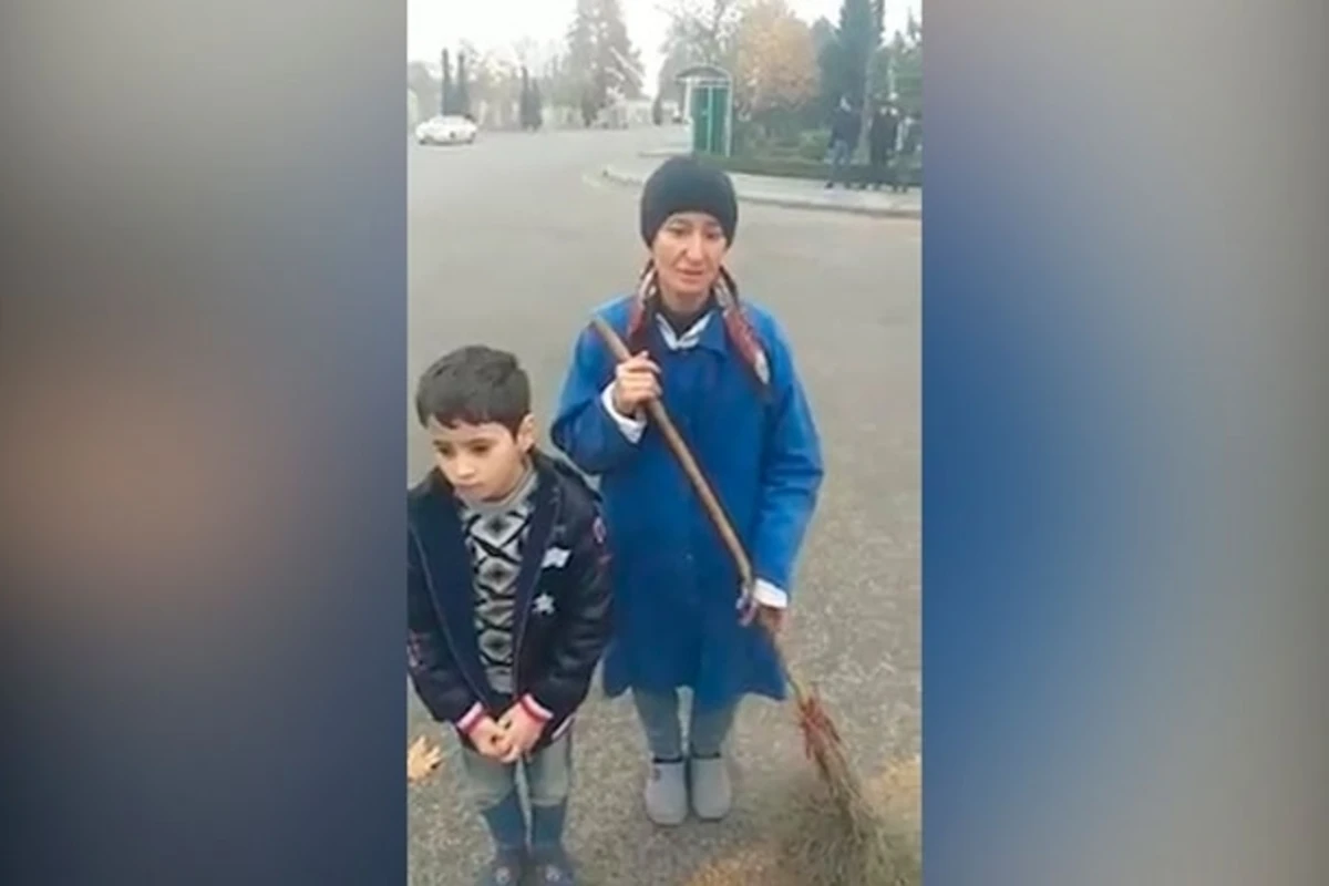 Уборщица улиц ночует в парке с 8-летним сыном: Окажем помощь! - ВИДЕО