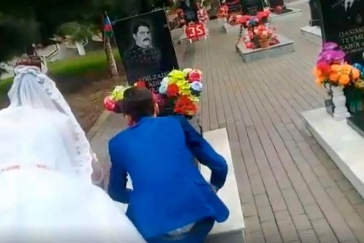 В Азербайджане жених в день свадьбы посетил могилу друга-шехида – ВИДЕО