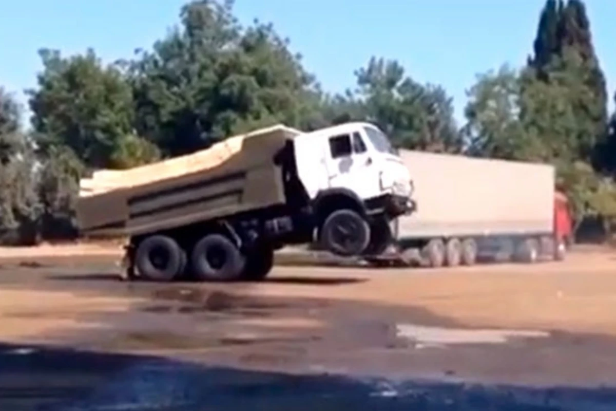 Daş dolu KamAz-la belə “avtoş”luq etdilər – VİDEO