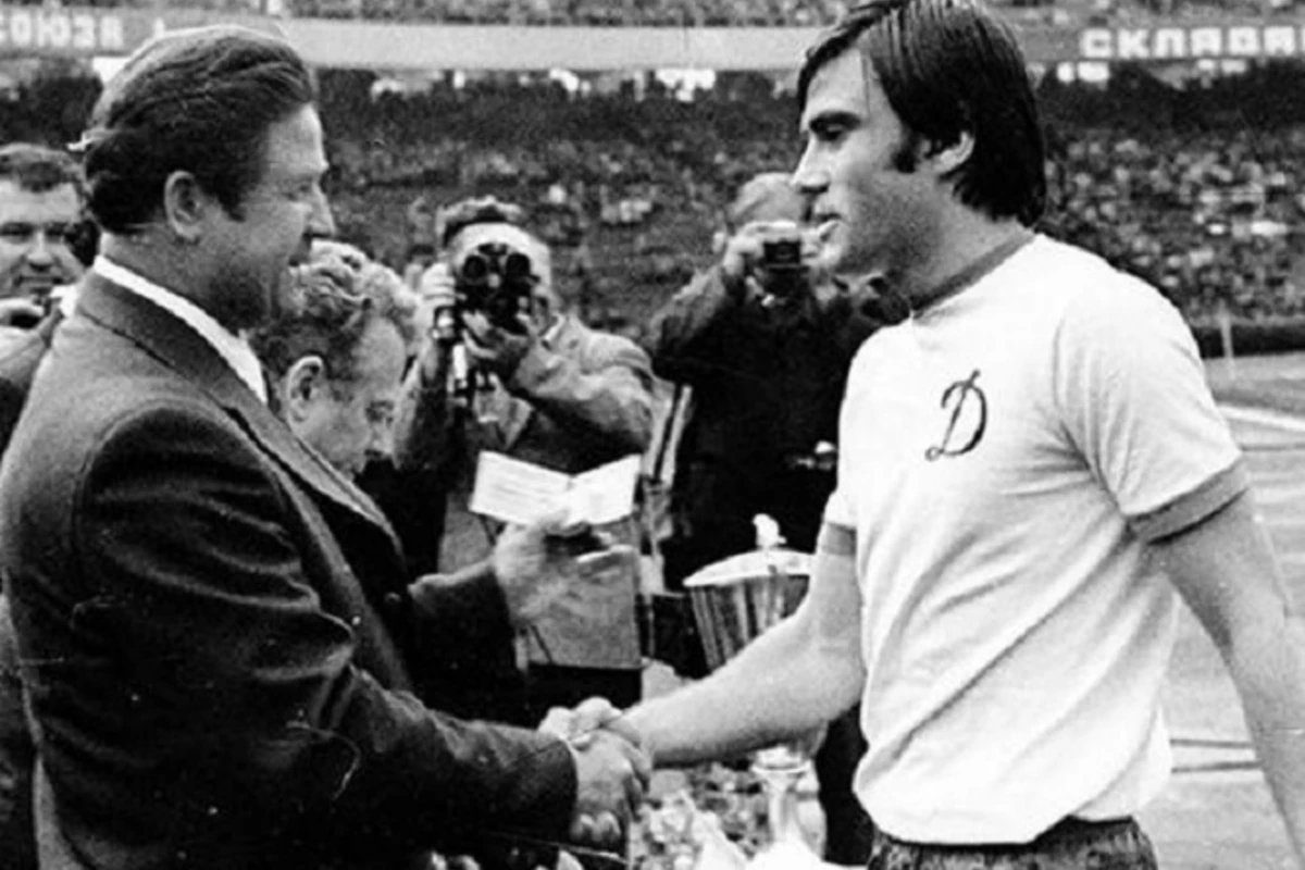 Əfsanəvi futbolçu dünyasını dəyişdi Əfsanəvi futbolçu dünyasını dəyişdi