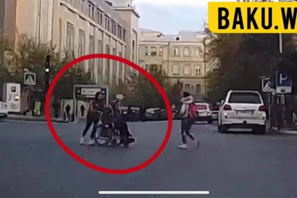 Образцовый поступок молодых девушек в Баку – ВИДЕО
