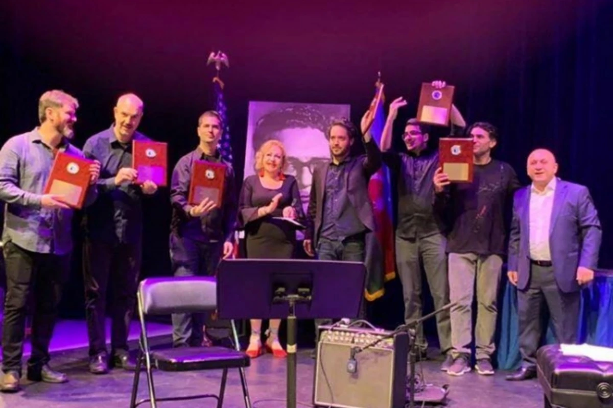 Qara Qarayevin musiqisi Nyu-York auditoriyasını heyran etdi (FOTO) Qara Qarayevin musiqisi Nyu-York auditoriyasını heyran etdi (FOTO)