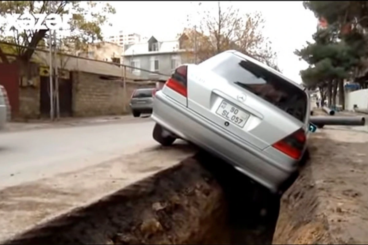 В Баку автомобиль провалился в вырытую канаву – ВИДЕО
