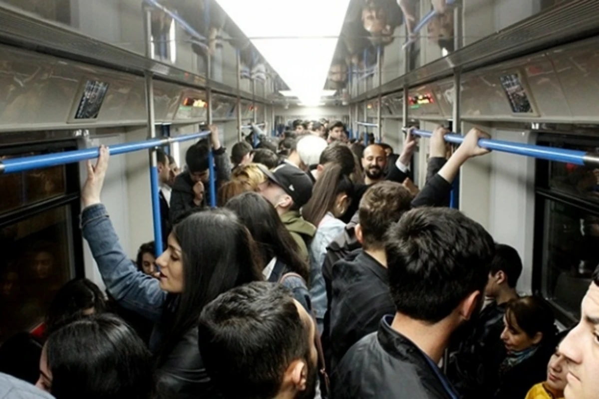 Bakı metrosunda döyülən qız danışdı: Birdən üzümə yumruq vurdu