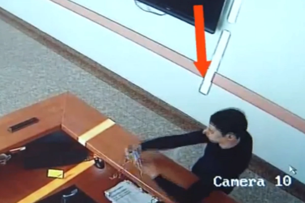 Bakıda klinikaya xəstə adı ilə girən şəxs görün nə etdi (VİDEO) Bakıda klinikaya xəstə adı ilə girən şəxs görün nə etdi (VİDEO)