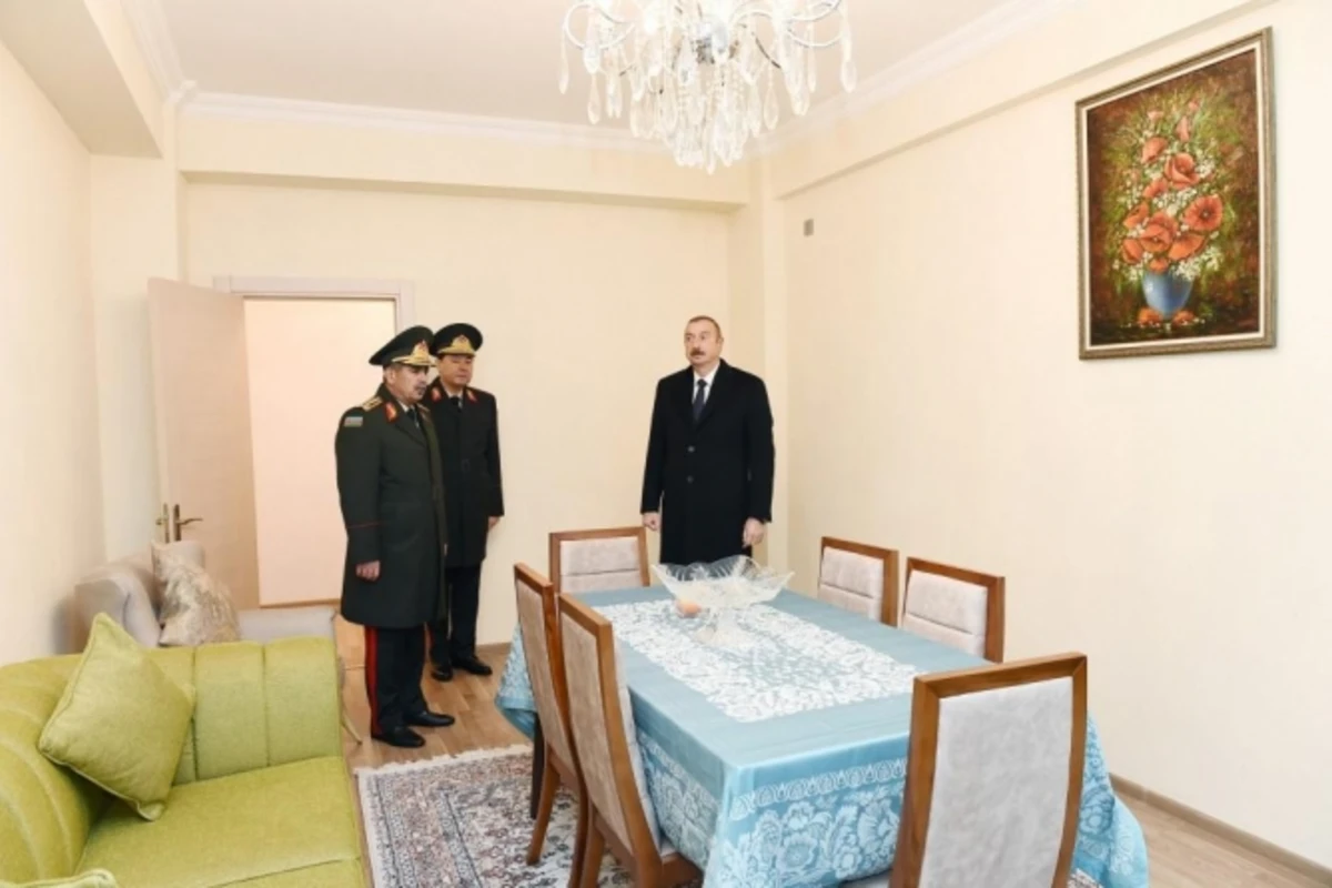 Ильхам Алиев подарил квартиры военнослужащим - ФОТО