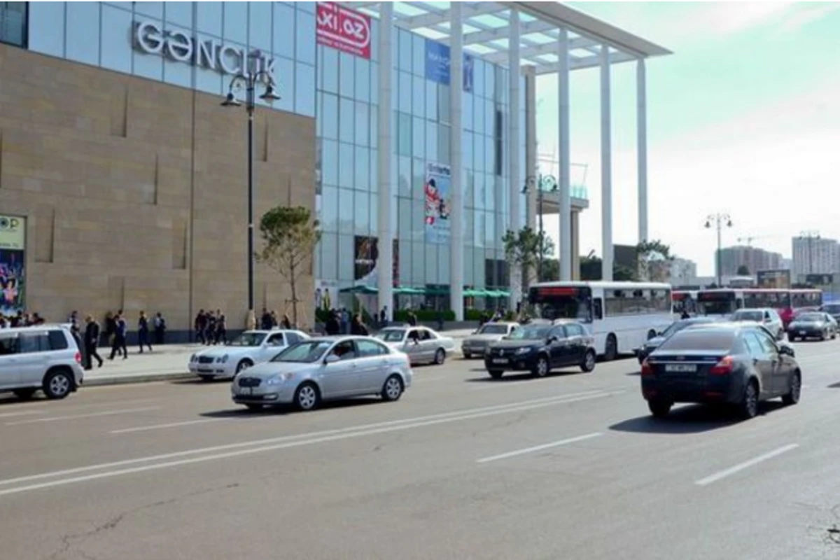 Жуткое ДТП перед ТЦ Gənclik Mall - автомобили переехали пешехода