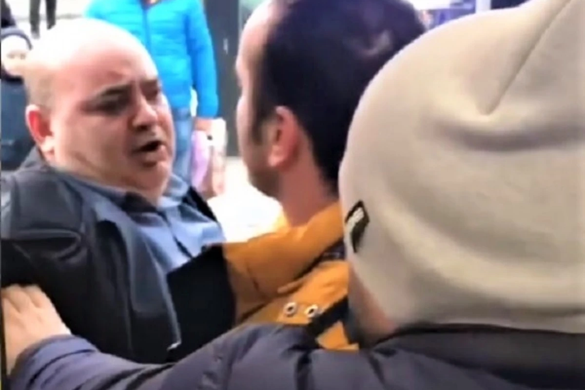 Bakıda qızlara sataşan kişini avtobusdan düşürdülər (VİDEO)