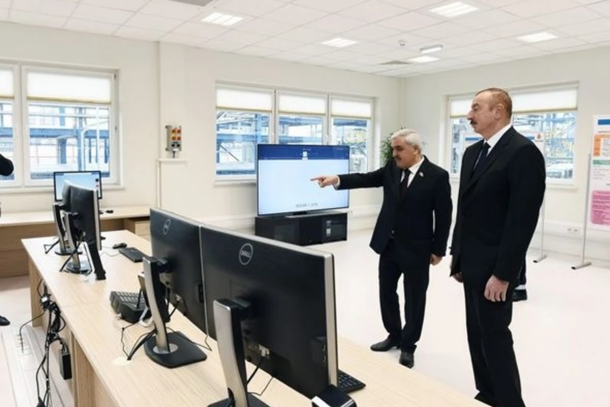 Prezident İlham Əliyev neft emalı zavodunda - FOTO Prezident İlham Əliyev neft emalı zavodunda - FOTO
