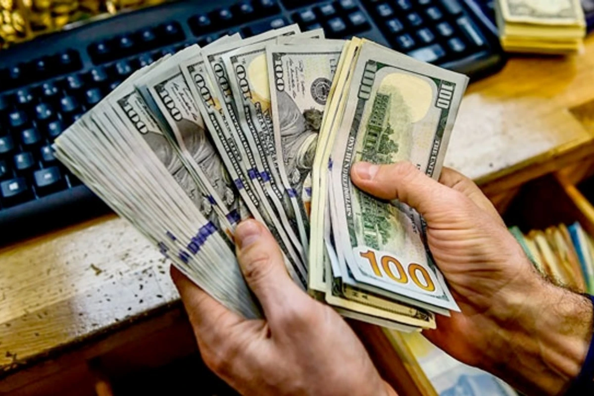 Dolların bu günə olan məzənnəsi