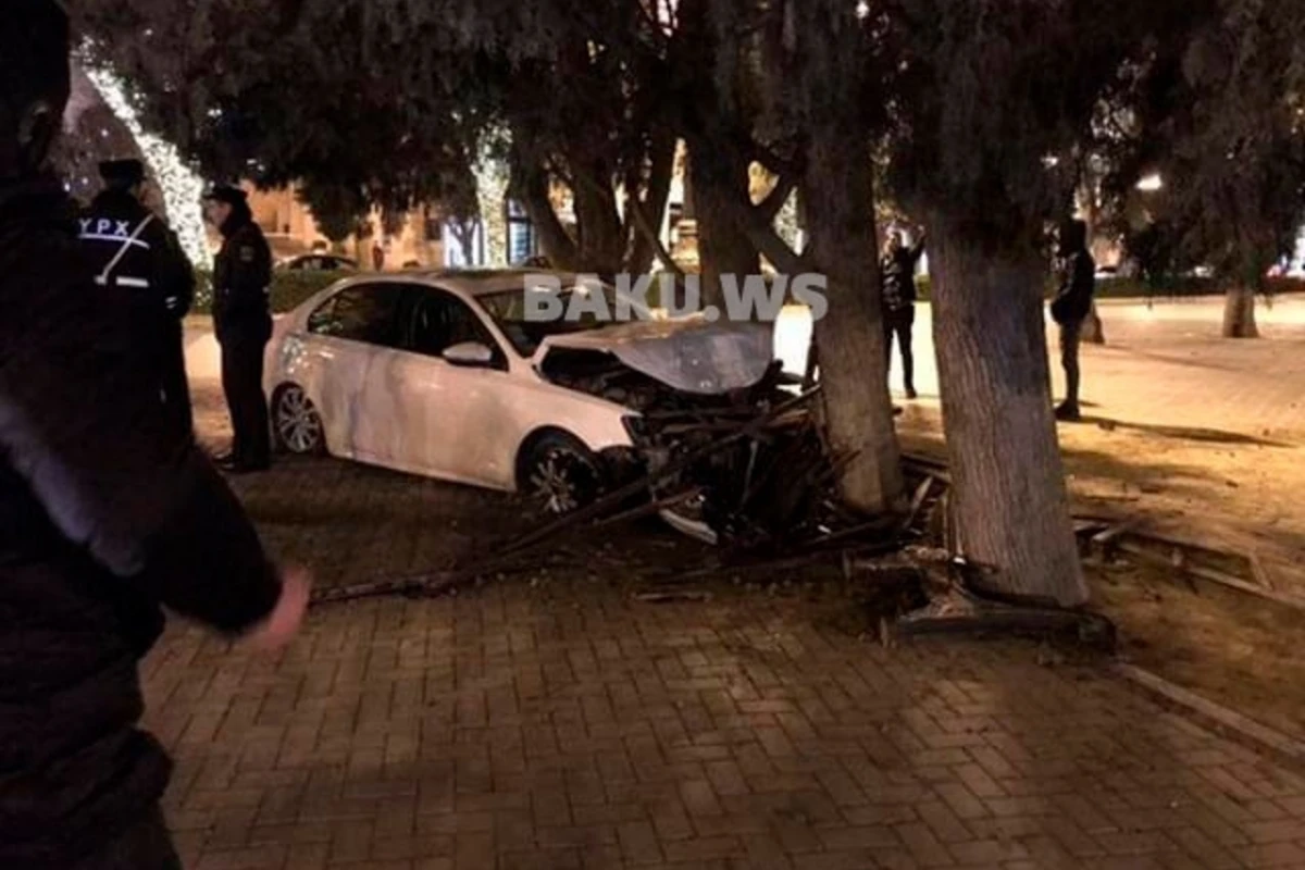 На бакинском бульваре автомобиль врезался в дерево – ВИДЕО