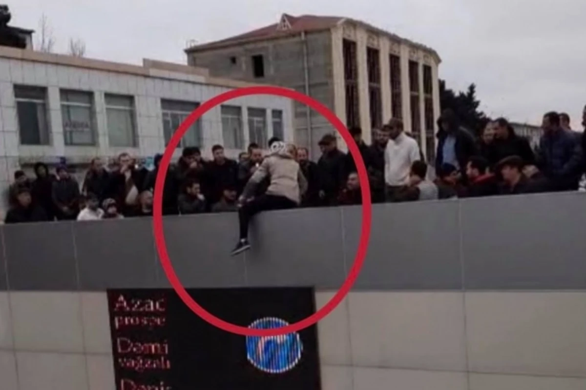 В Баку девушка хотела выброситься с моста – ВИДЕО