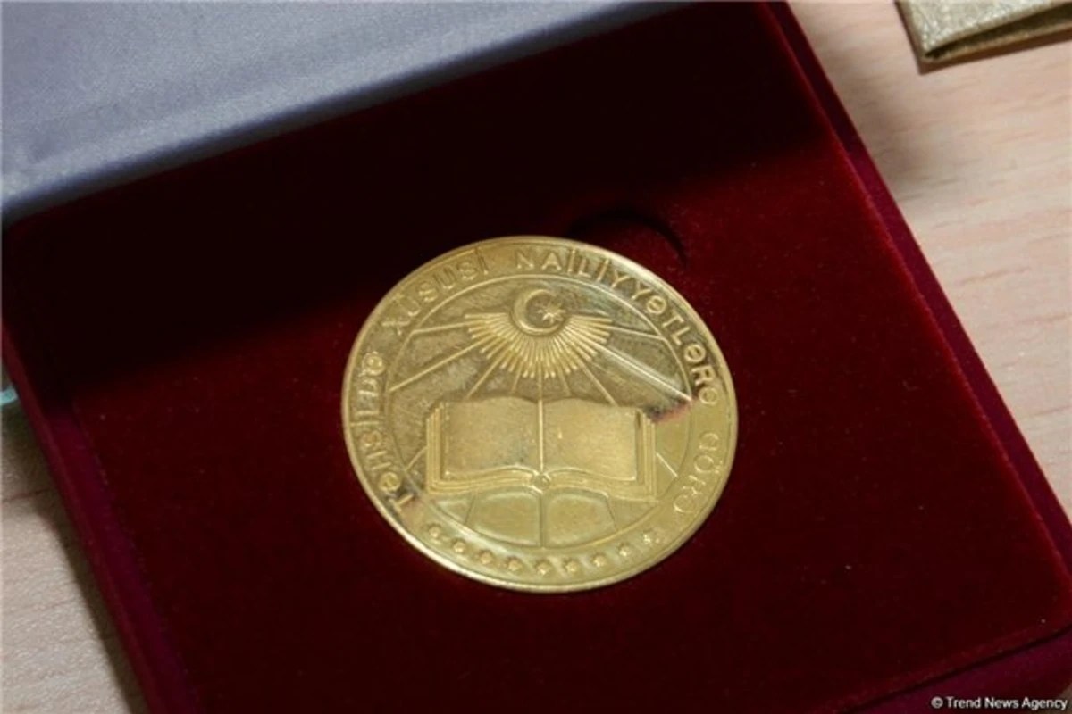 Bu il Bakıda neçə orta məktəb məzunu qızıl və gümüş medal alıb?
