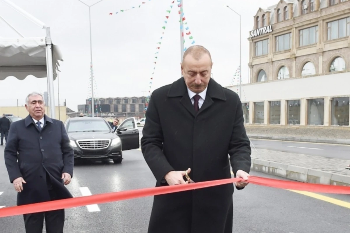 Ильхам Алиев на открытии новой дороги в Баку - ФОТО