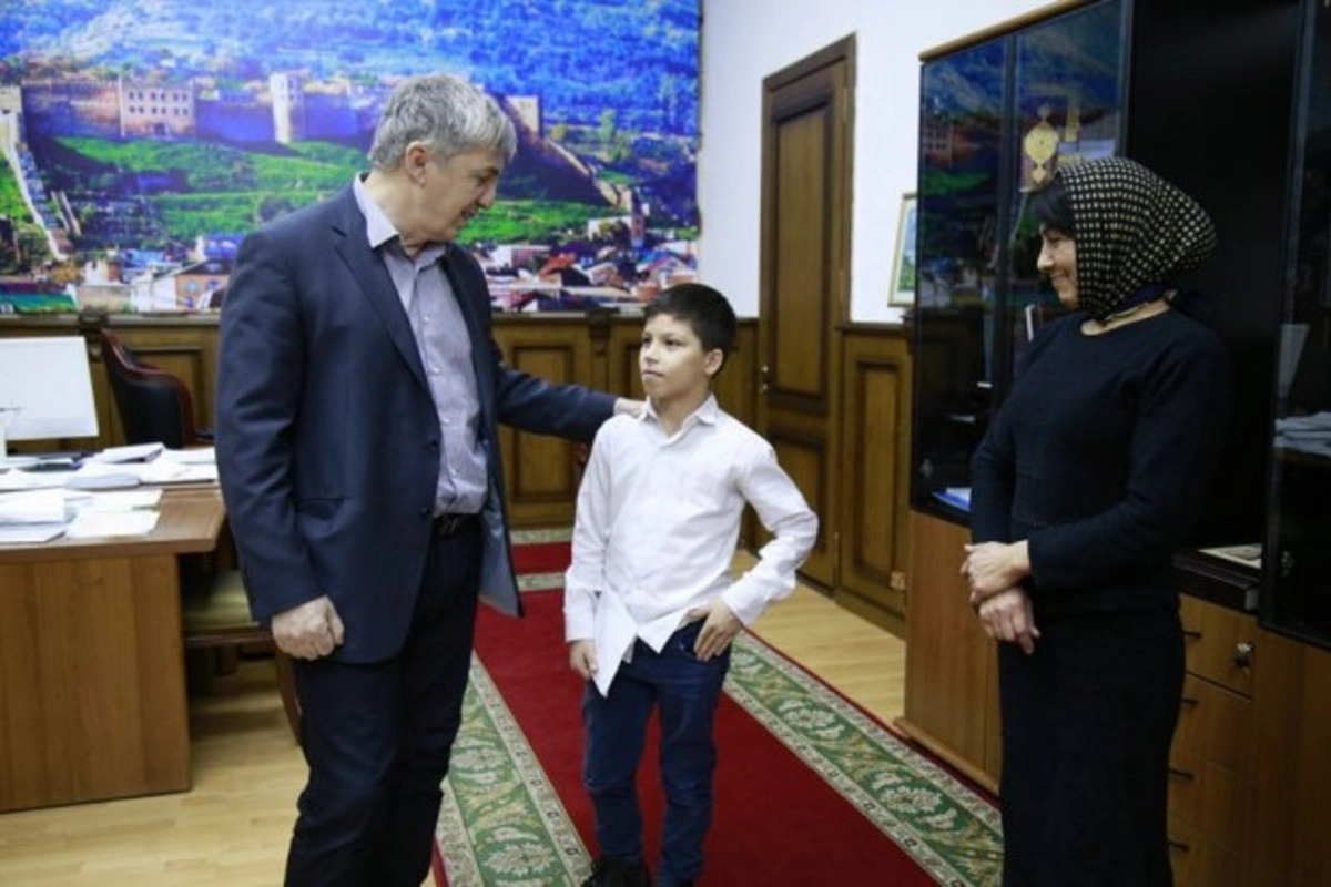 9 yaşlı süpürgəçi oğlana ev bağışladılar