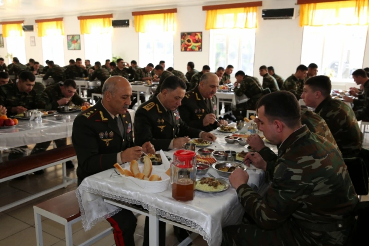 Ramil Usubov əsgərlərlə birlikdə nahar etdi Ramil Usubov əsgərlərlə birlikdə nahar etdi
