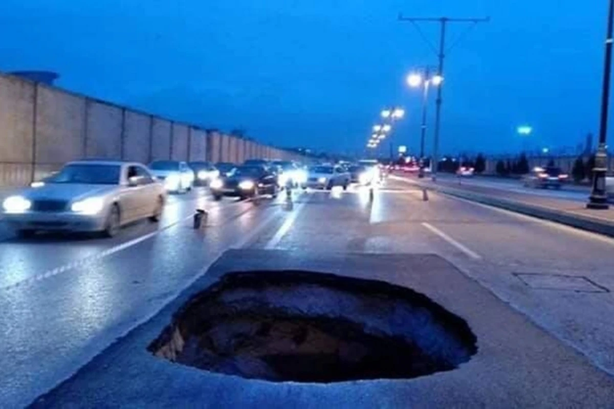 На одном из проспектов Баку вновь просела дорога  - ФОТО