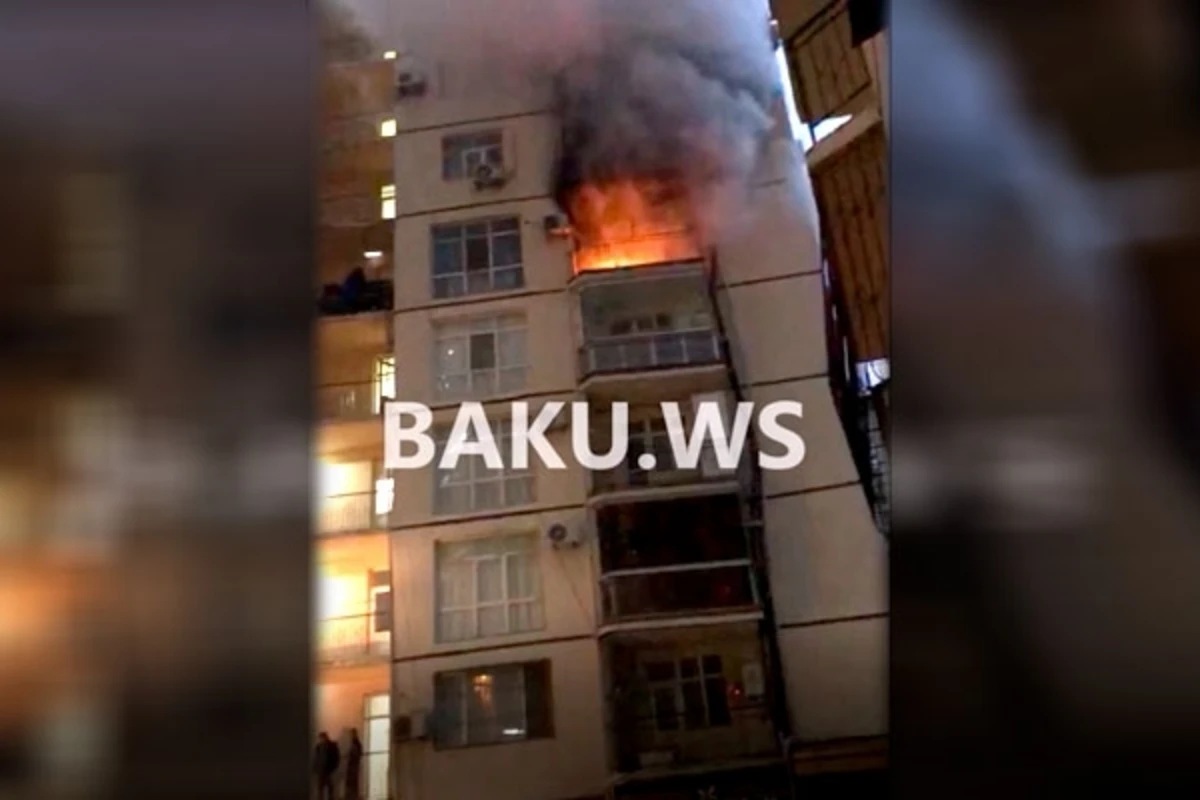 Кадры пожара в многоэтажном здании в Баку: 20 эвакуированных - ВИДЕО