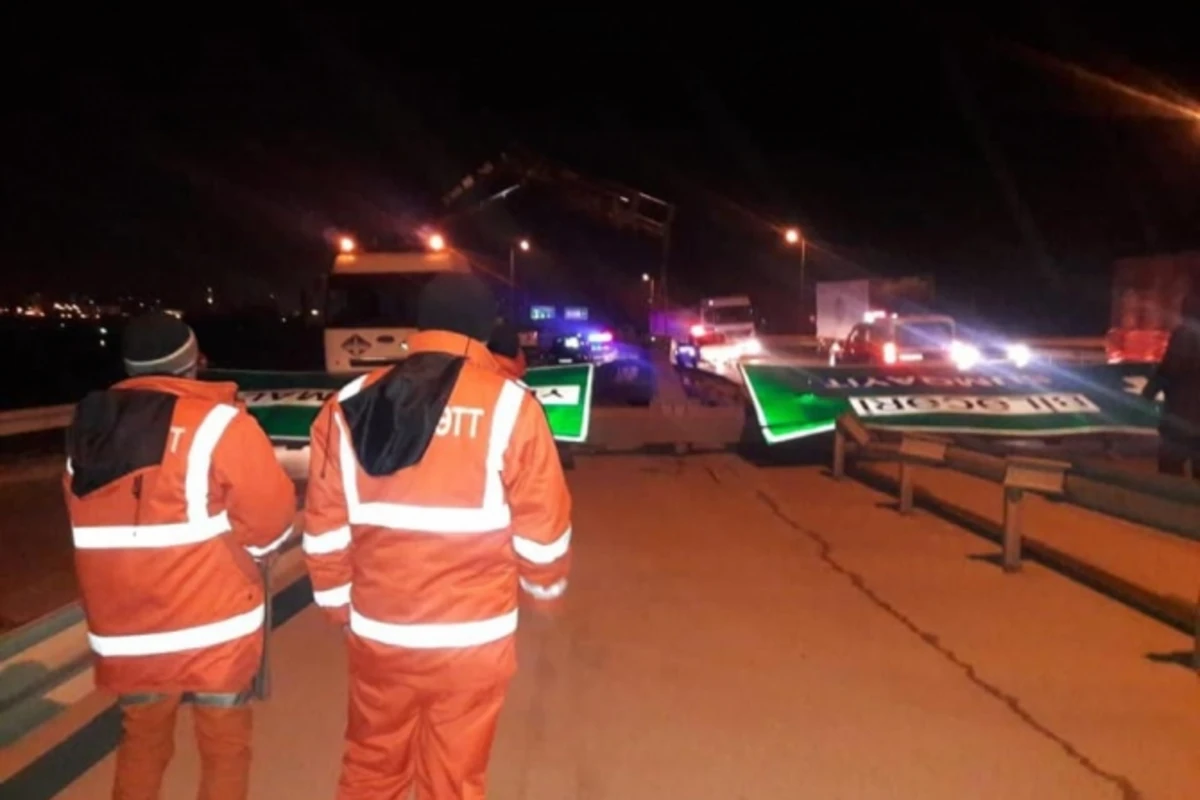 Bakıda güclü külək yol nişanlarını dağıtdı – FOTO