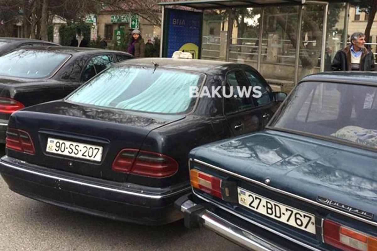 Bakıda minik avtomobilləri avtobus dayanacağını belə zəbt edir – FOTO