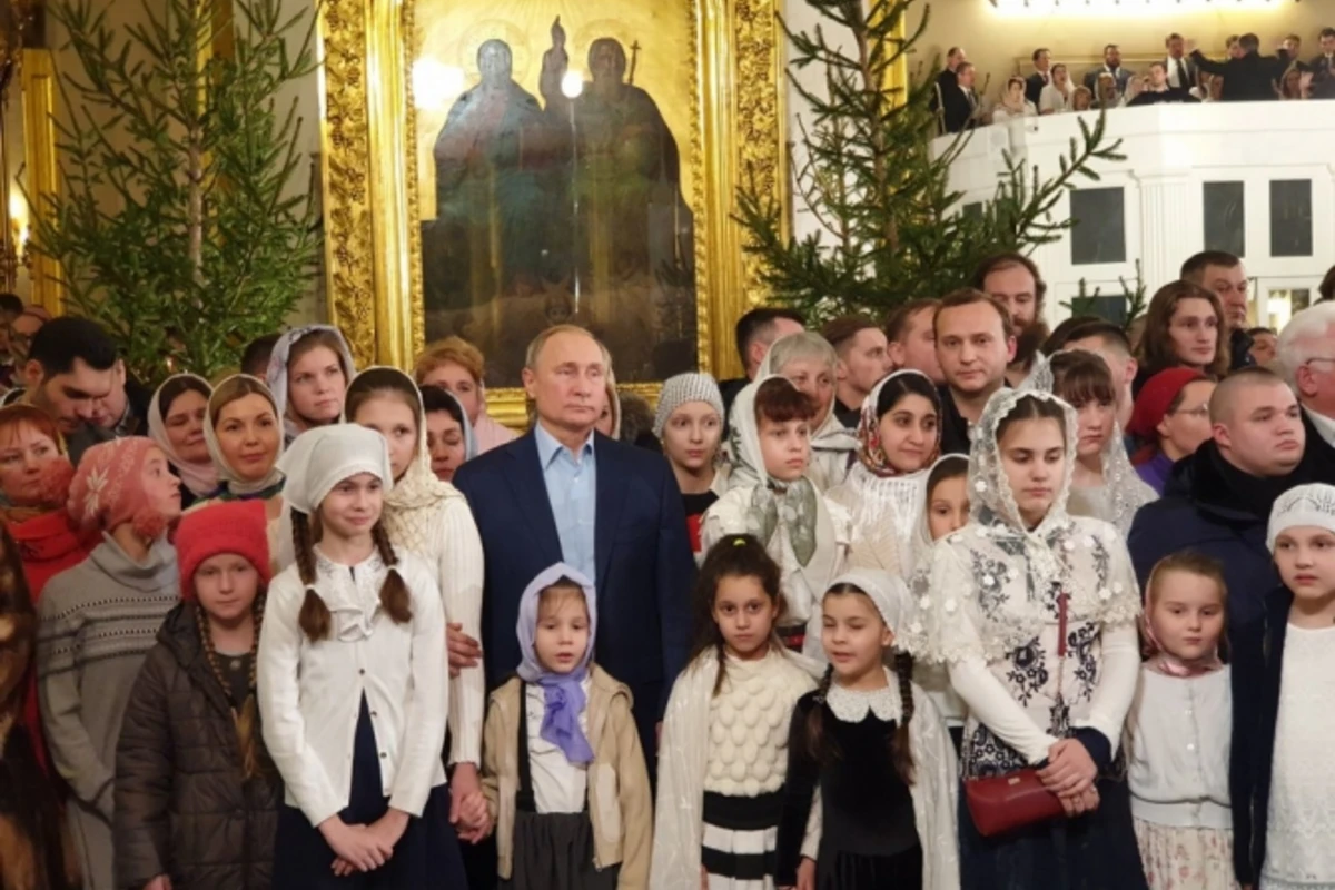 Путин встретил Рождество в петербургском храме, где его крестили — ВИДЕО