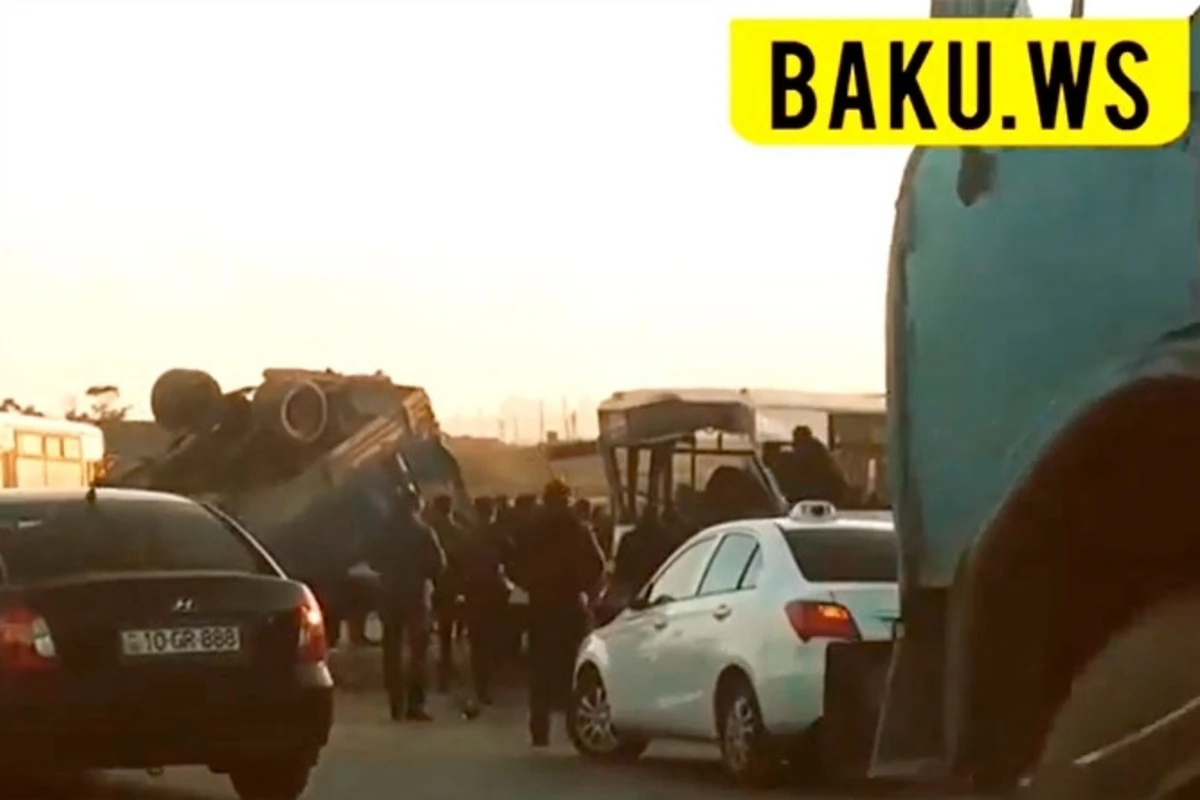 Тяжелое ДТП в Баку: автобус столкнулся с эвакуатором - ВИДЕО