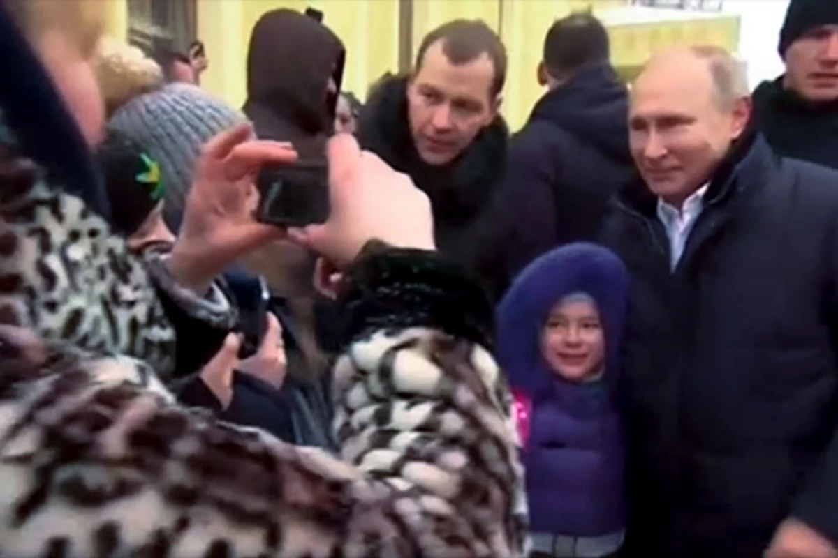Хотела снимок с президентом. Путин успокоил расплакавшуюся девочку – ВИДЕО