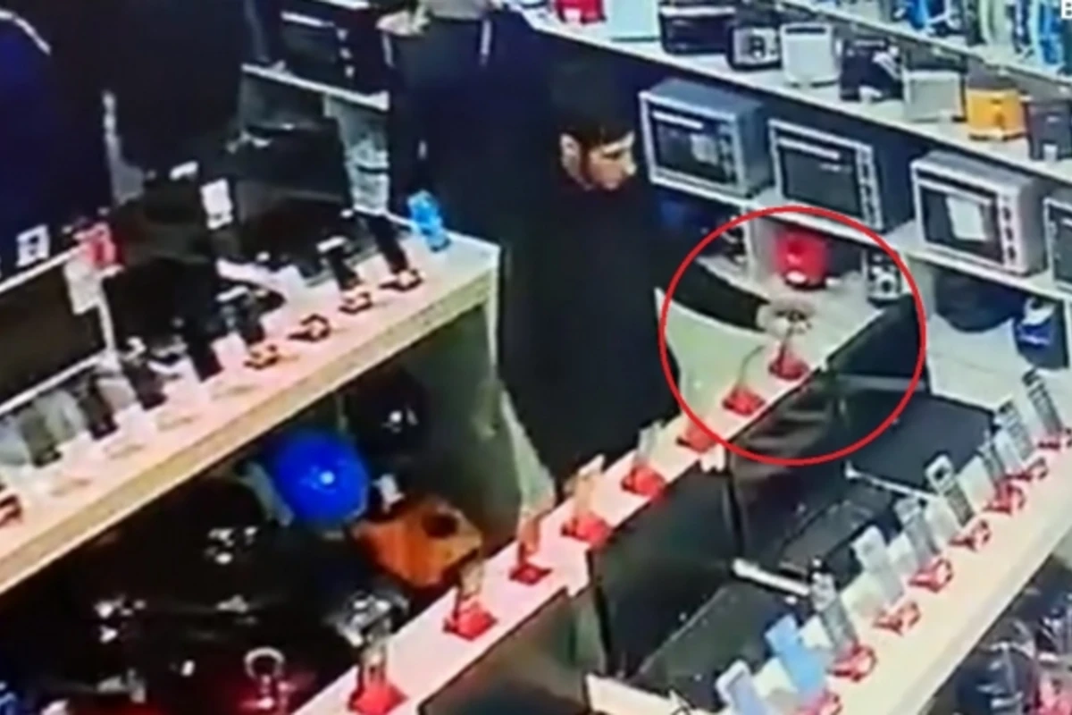 Bakıda mağazada oğurluq hadisəsi anbaan kameraya düşdü (VİDEO) Bakıda mağazada oğurluq hadisəsi anbaan kameraya düşdü (VİDEO)