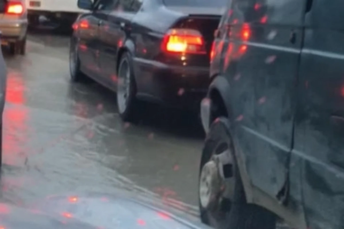 Авария на магистральном водопроводе в Баку - ВИДЕО